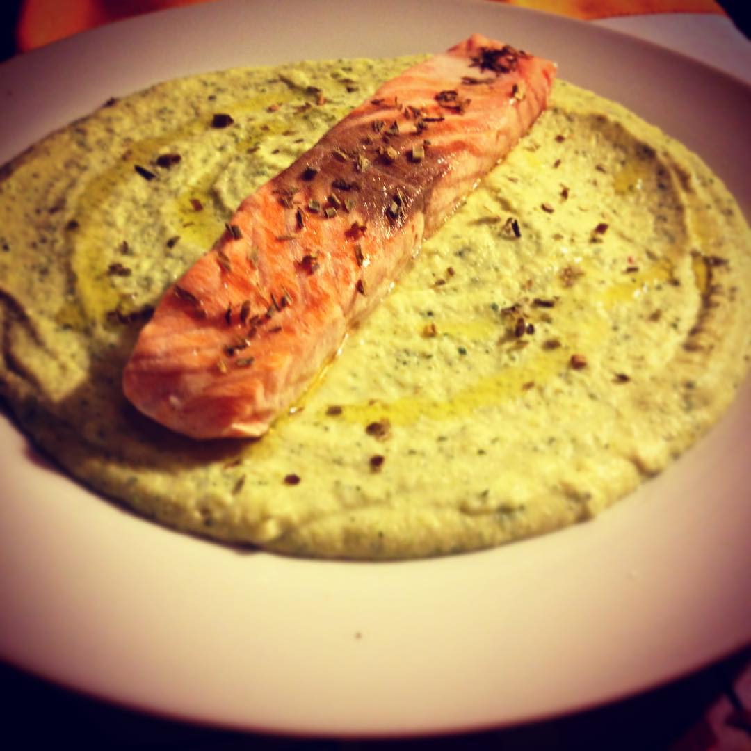 salmone aromatico su vellutata di zucchine sfiziose